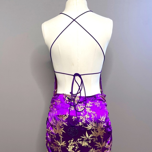 Purple mini dress with printed pattern and open crisscrossed back. - Picture 4 of 8